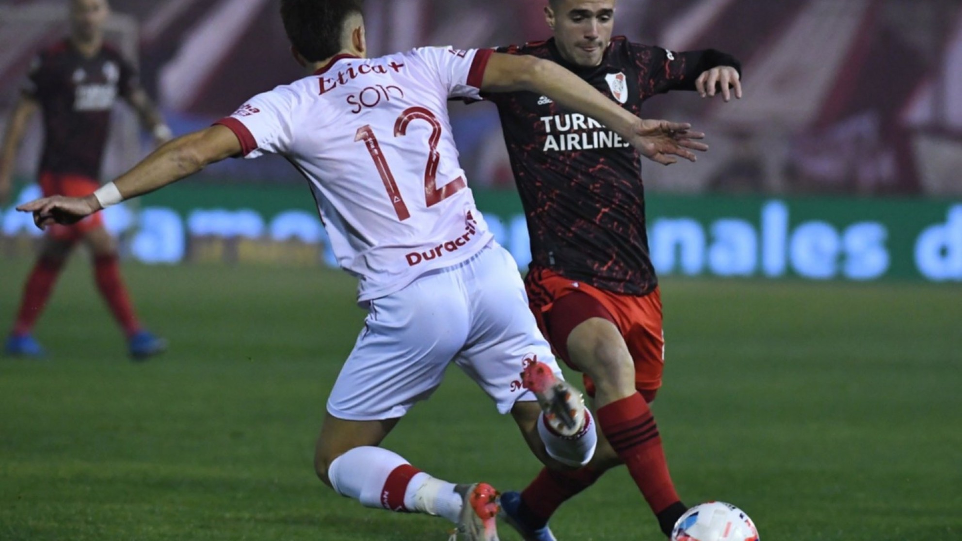 River pagó caro sus errores defensivos y cayó sin atenuantes con Huracán